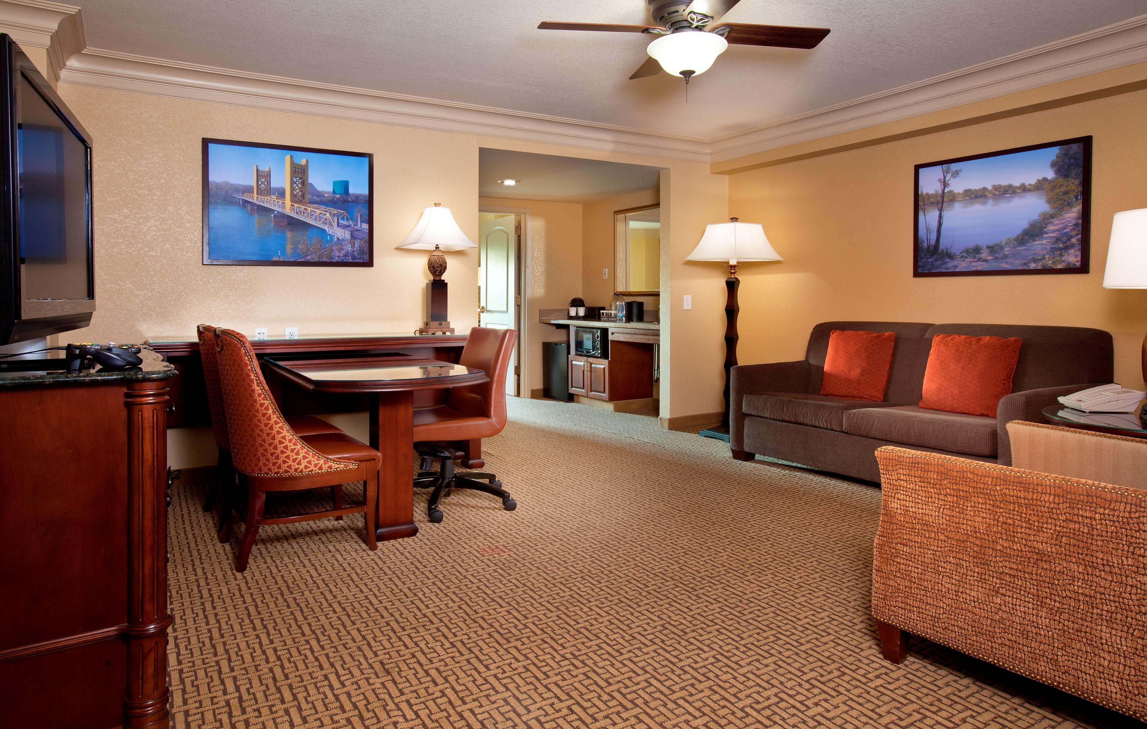 Embassy Suites By Hilton Sacramento Riverfront Promenade Стая снимка